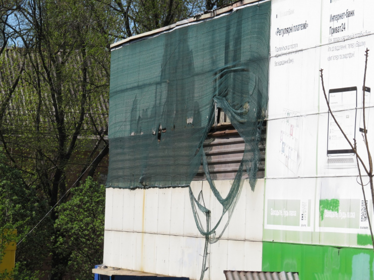 Финучреждение в Мариуполе «долечивает раны» от нападения формирований «ДНР» (ФОТО)