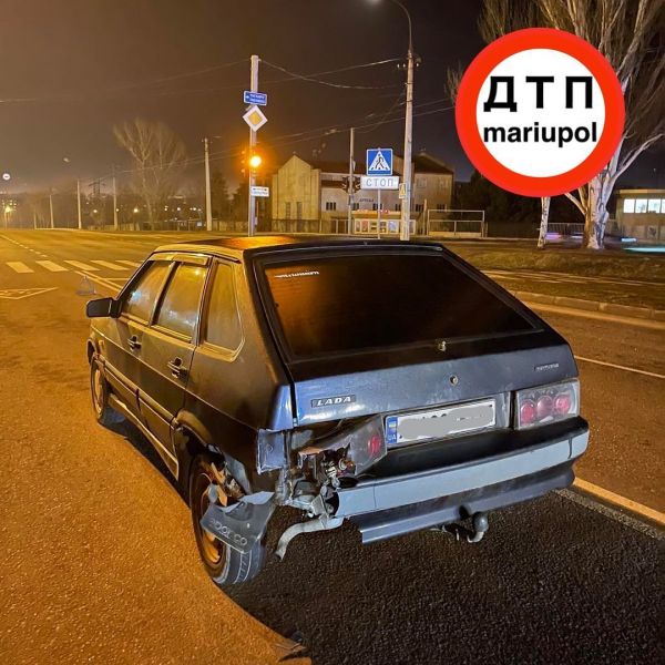 Три автомобиля «поцеловались» возле светофора в Мариуполе