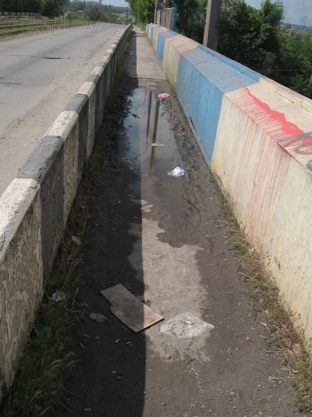 В Мариуполе заметили разрушающийся мост после публикации в соцсети (ФОТО+ВИДЕО)