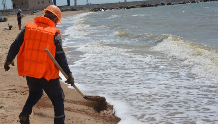 В Мариуполе учились ликвидировать темные пятна в море (ФОТО)