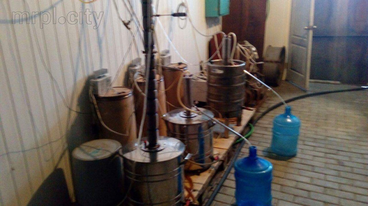 Вблизи Мариуполя подпольно производили алкоголь (ВИДЕО)