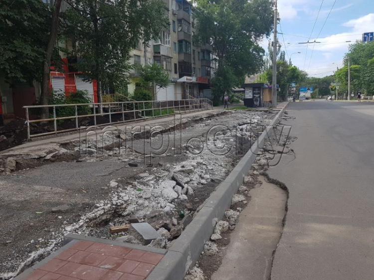 По проспекту Строителей в Мариуполе продолжается ремонт дороги и инженерных сетей (ФОТОФАКТ)