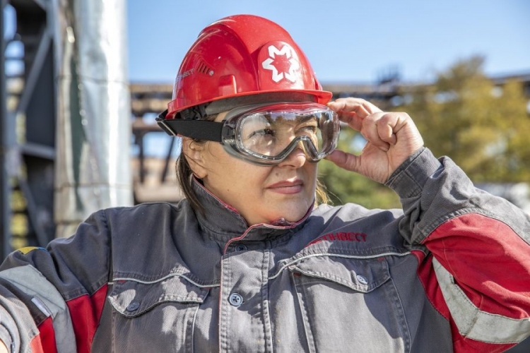 Безопасно и удобно – меткомбинат имени Ильича закупил новые защитные очки для сотрудников