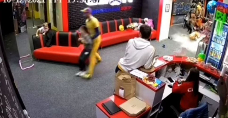 Инструктор оттащил ребенка за ноги и оставил синяки: скандал  в развлекательном центре Мариуполя