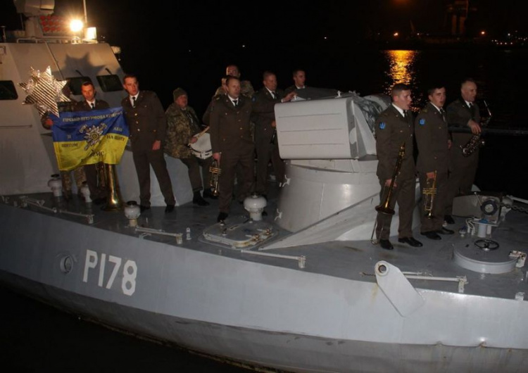 К мариупольским военным морякам в Сочельник пришел «вертеп в погонах» (ФОТО)