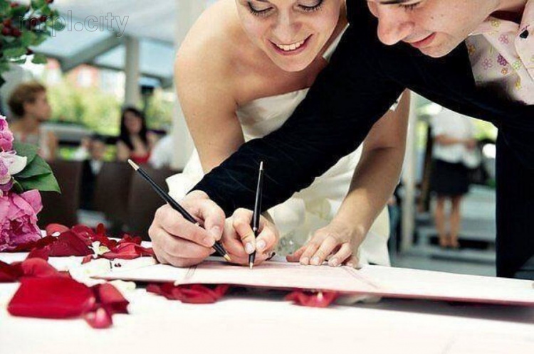 Брак за сутки в Мариуполе заключили 663 пары