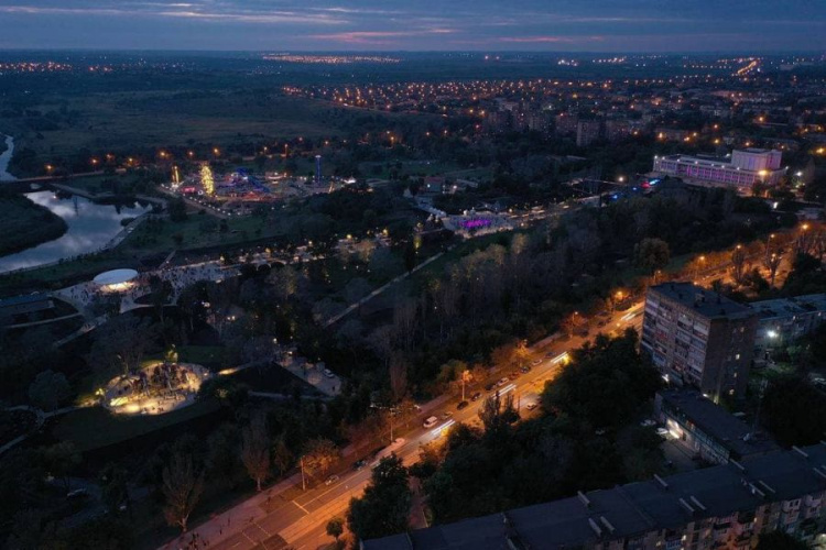 Как выглядят ночные огни в Юбилейном парке имени Гурова с высоты птичьего полета