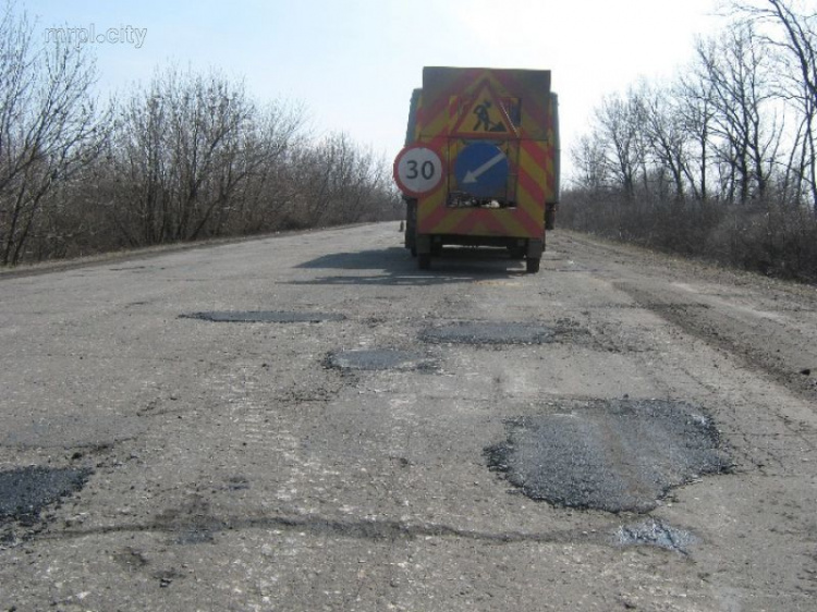 На Донетчине «латают» автодороги и ремонтируют трассу Славянск - Мариуполь (ФОТО)