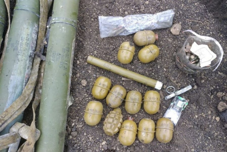 На Донетчине нашли тайник с гранатами и минами (ФОТО)