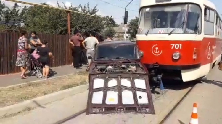 В Мариуполе ВАЗ попал под колеса трамвая (ФОТО+ВИДЕО)