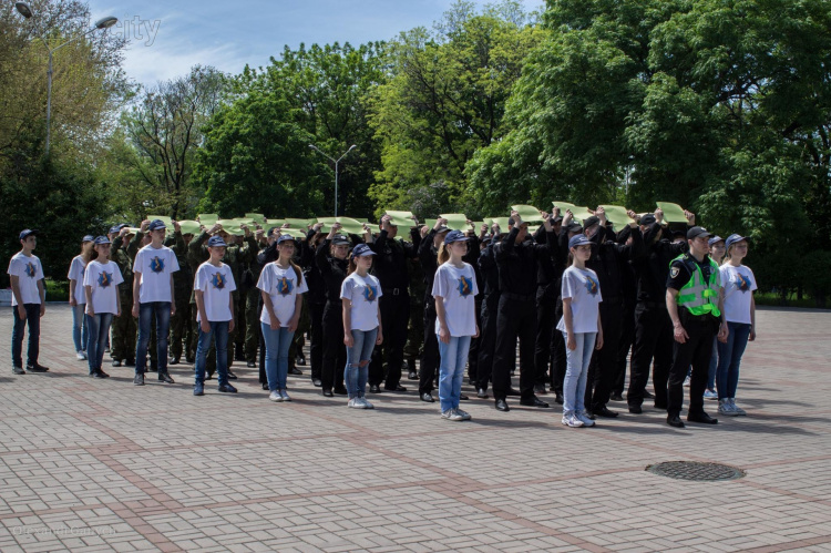 Мариупольцы поддержали всеукраинскую акцию по безопасности на дорогах (ФОТО)