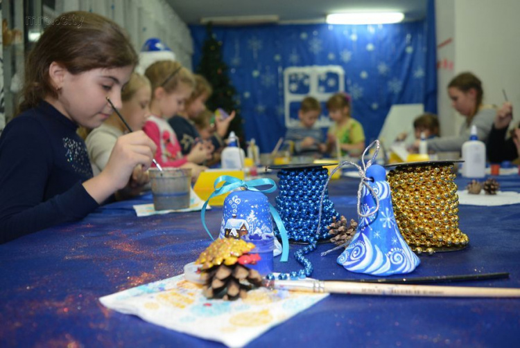 В Мариуполе Святой Николай открыл фабрику по производству подарков (ФОТО)