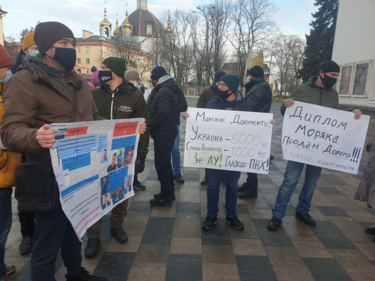 Мариупольские моряки поддержали всеукраинскую акцию против коррупции в отрасли