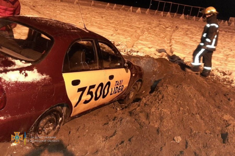 В Мариуполе машины застряли в кювете и на заснеженном пляже