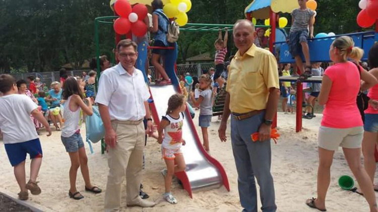 В Мариуполе на «Черемушках»  появилась новая детская площадка (ФОТО)