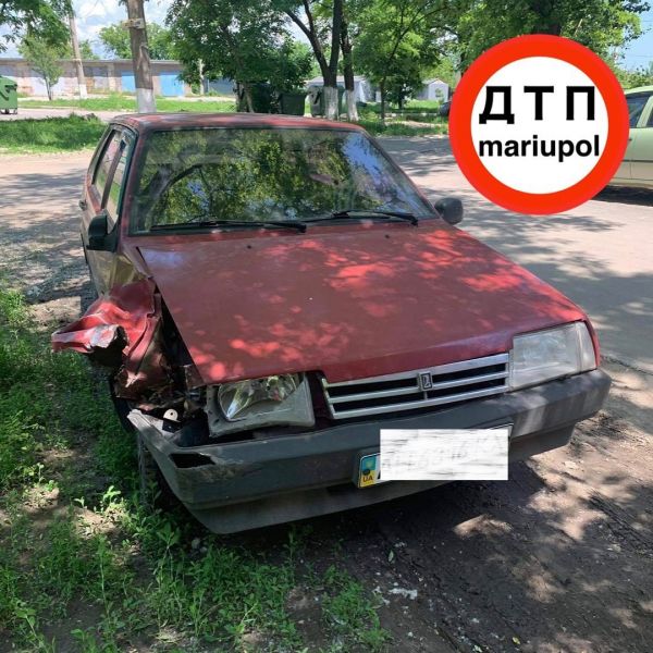 В Мариуполе водитель ВАЗа сбил пожилую пару и разбил два автомобиля (ВИДЕО)