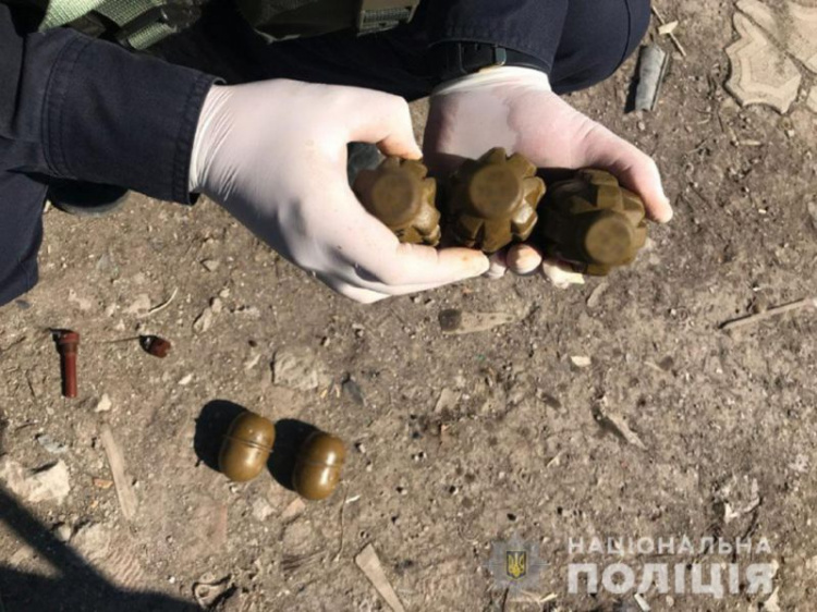 Под Мариуполем житель поселка нашел на свалке гранаты и патроны (ФОТО)