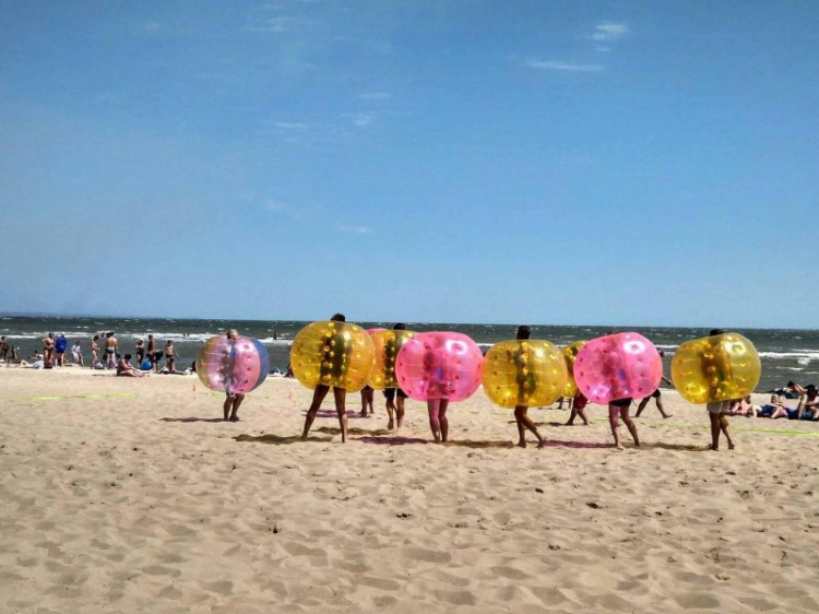 На мариупольском пляже «подрались» цветные шары (ФОТО+ВИДЕО)