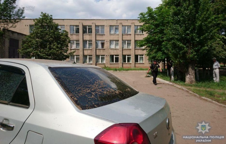 Террористы обстреляли школу на Донетчине. В помещении было более 400 человек (ФОТО)