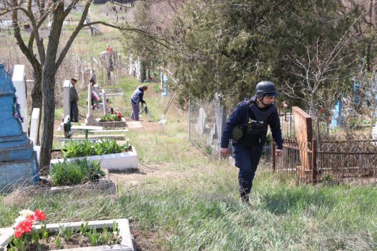 В приазовском поселке на кладбище обнаружили опасный предмет (ФОТО+ВИДЕО)