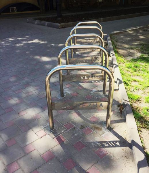 В центре Мариуполя для велосипедистов сделали новую парковку (ФОТОФАКТ)