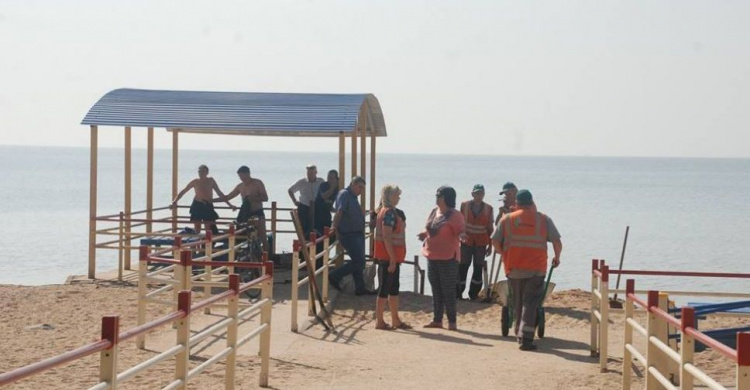 Спуск к морю на пляже для лиц с инвалидностью в Мариуполе оборудовали пандусом (ФОТО)
