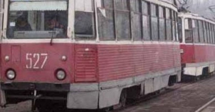 На Левобережье Мариуполя грузовик парализовал движение трамваев