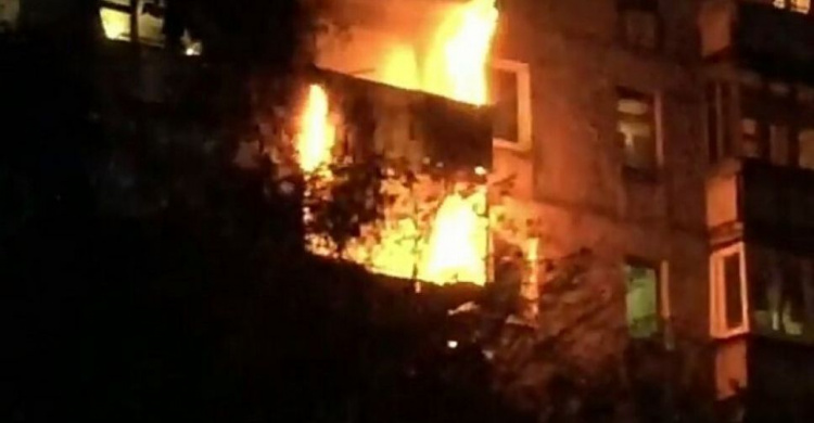 На седьмом этаже мариупольского дома пожар охватил балкон, есть пострадавший (ФОТО)