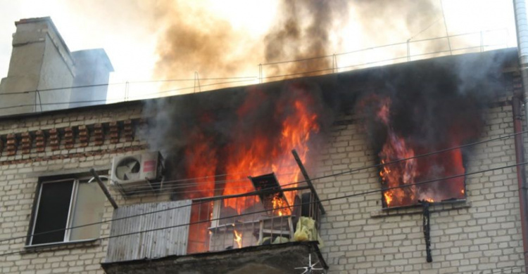 В Мариуполе горел автомобиль, лицей и квартира, в которой погибла женщина 