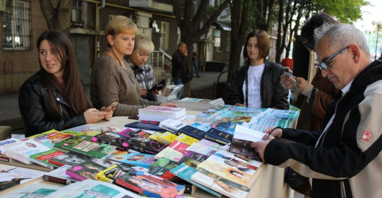 Восемь издательств и тысячи посетителей: как в Мариуполе прошел книжный фестиваль (ФОТО)