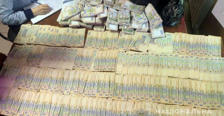 Чиновница получила два миллиона гривен от жителя Мариуполя