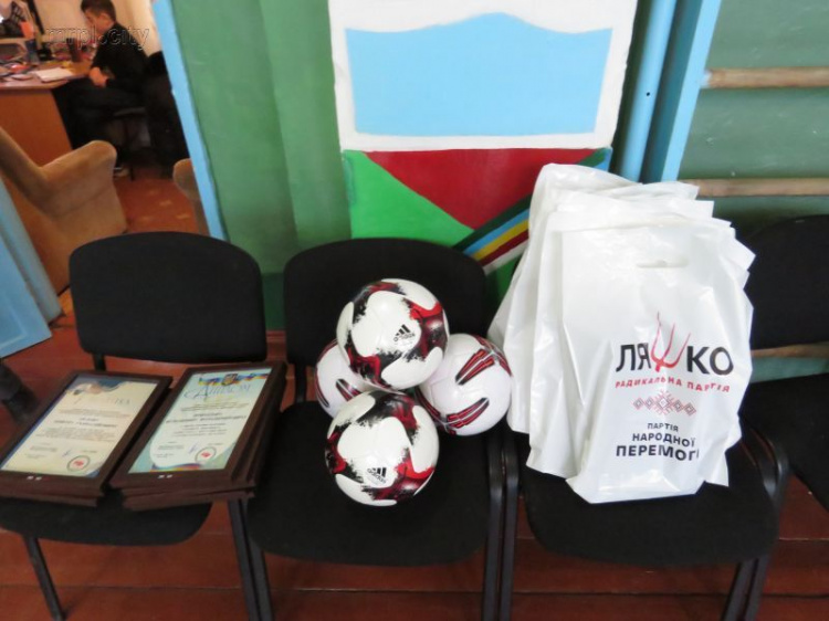 Александр Лашин вспомнил азы футбола и наградил подарками воспитанников мариупольского интерната (ФОТО)