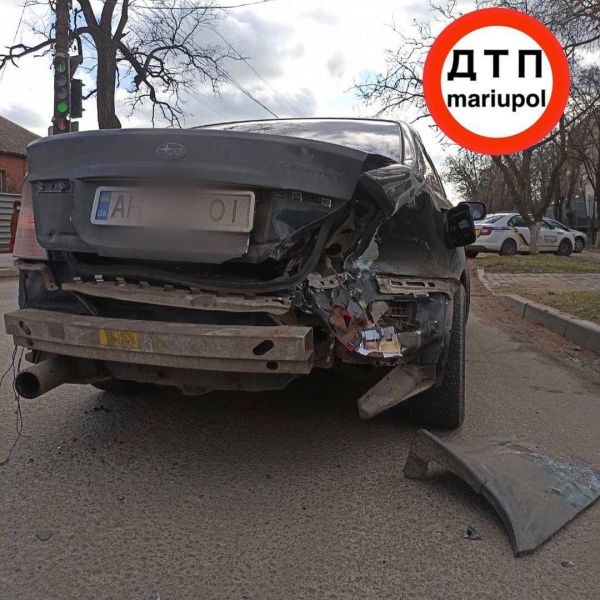 Сломанный светофор и смятые машины – результат ДТП в Мариуполе