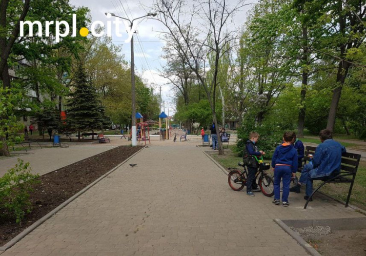 Ослабление карантина и отсутствие масок: мариупольцы отправились в парки и на детские площадки (ФОТО+ВИДЕО)