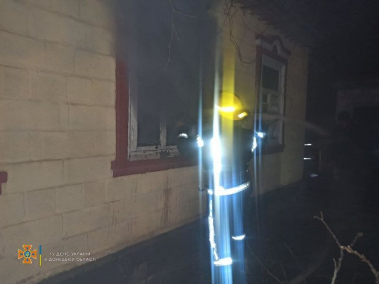 В Мариуполе горел частный дом: пострадал мужчина