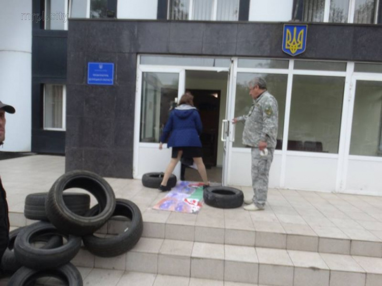 В Мариуполе пикетчики устроили квест прокурорам с покрышками и плакатами (ФОТО)