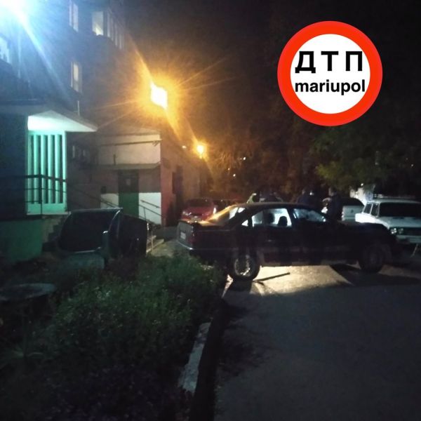 Водитель разбил чужой автомобиль и снес мусорный бак в Мариуполе (ДОПОЛНЕНО)