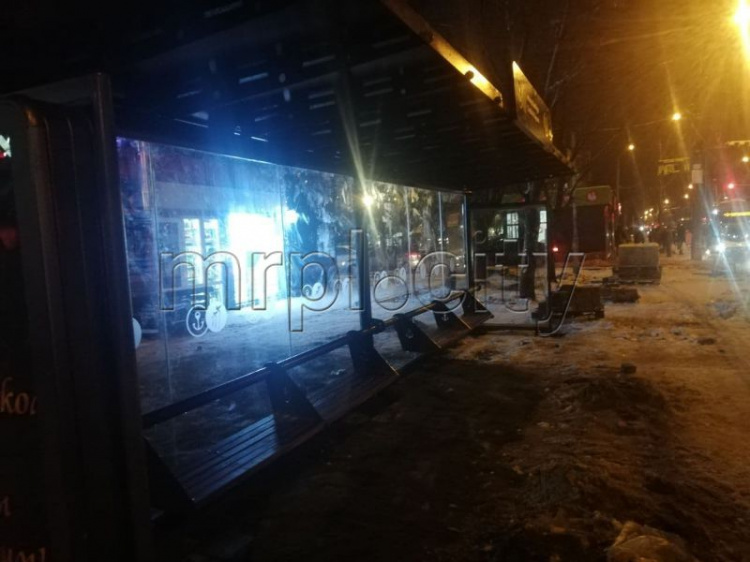 В Мариуполе на месте демонтированного алкогольного магазина установили остановочный павильон