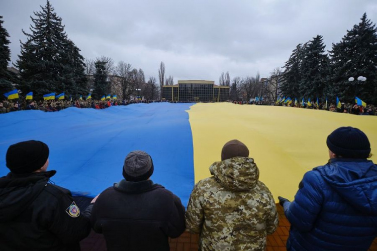 Гигантский флаг развернули жители Донетчины под открытым небом (ФОТО)