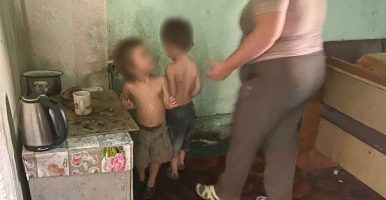 Жили в голоде и антисанитарии: в Мариуполе у матери забрали детей