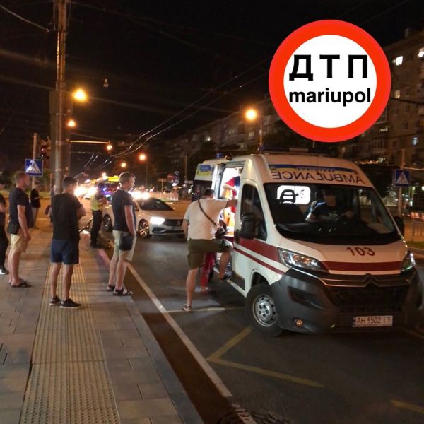В центре Мариуполя двое малолетних велосипедистов попали под колеса машин