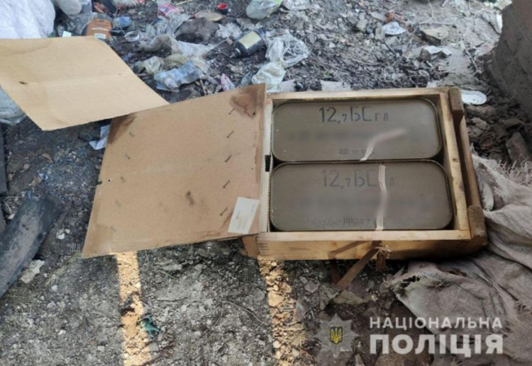 В Мариуполе разыскивают владельца боеприпасов, найденных в заброшке (ФОТО)