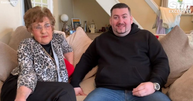 Устроила личную жизнь: 82-летняя британка зарегистрировала внука в Tinder