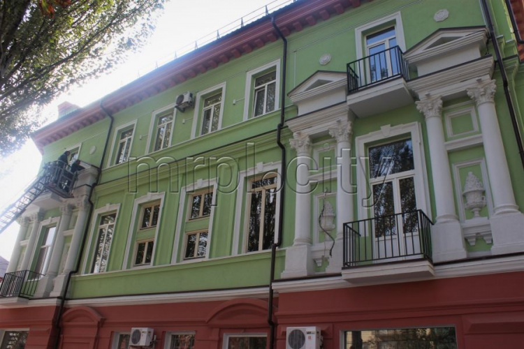 В центре Мариуполя фасады домов заиграли новыми красками, а балконы стали полностью прозрачными