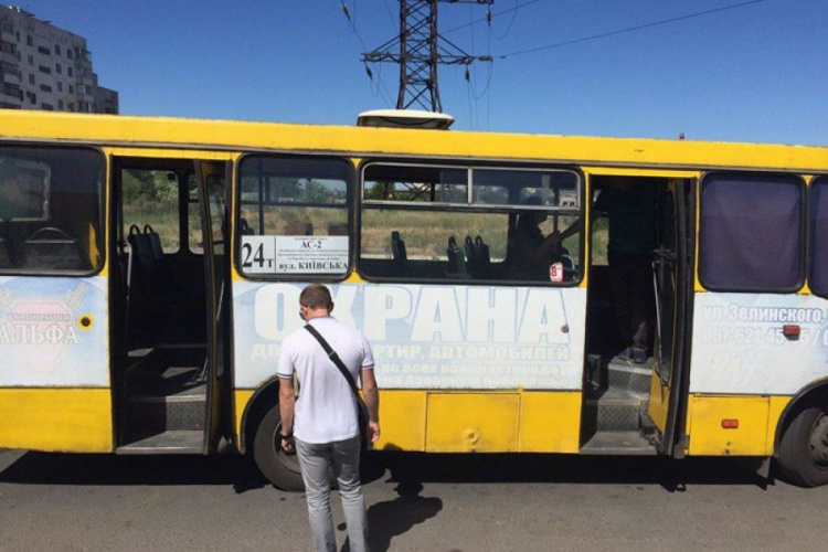 В Мариуполе проверили маршрутки. В двух автобусах перетянули сидения (ФОТО)