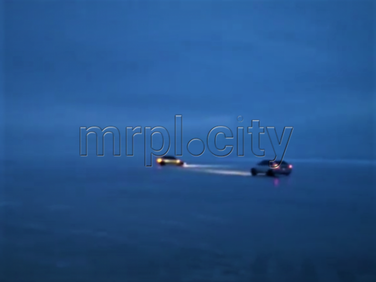 В Мариуполе автолюбители устроили дрифт на замерзшем море