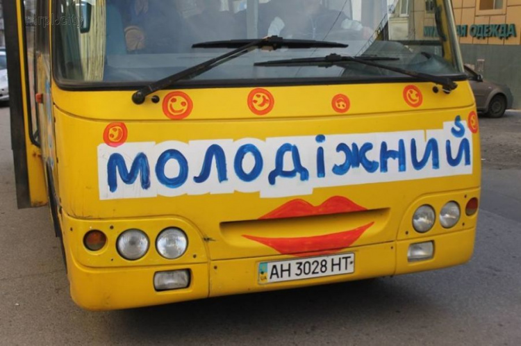 В Мариуполе появился гламурный автобус-«девушка» (ФОТОФАКТ)