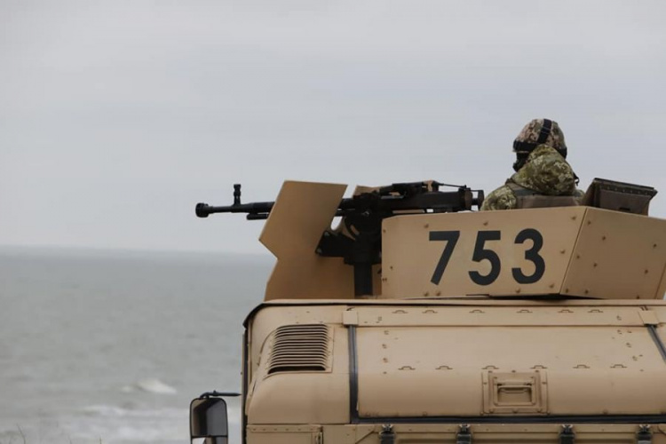 Побережье вблизи Мариуполя под замком: пограничники патрулируют на американских Humvee (ФОТО+ВИДЕО)