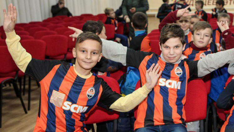 Мариупольским школьникам ко Дню святого Николая подарили фирменные футболки «Шахтера» (ФОТО)
