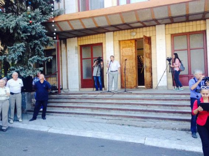 Жители поселка Донское митингуют и грозят перекрыть трассу из-за отключения котельных (ФОТО)